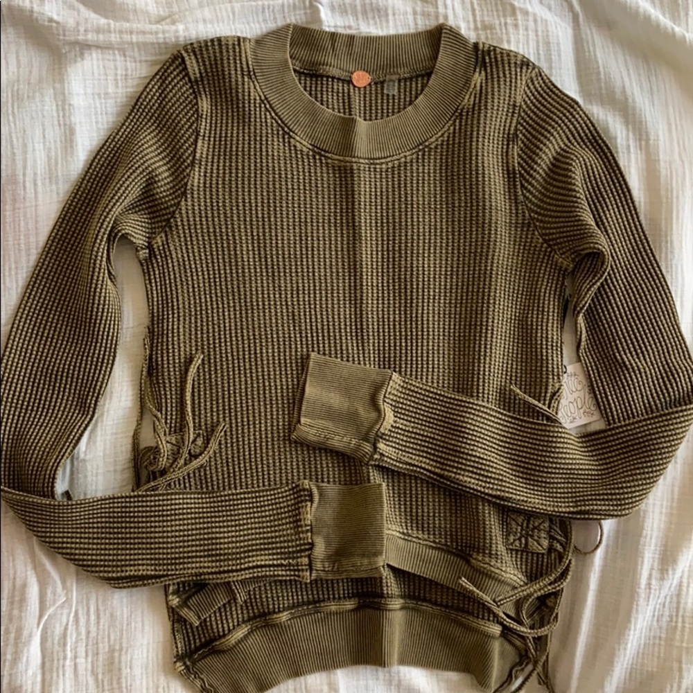 Free people thermal shirt with side slit and ties.